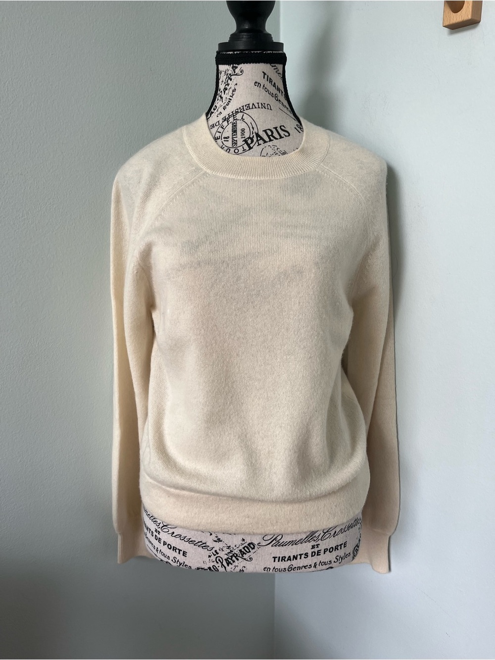 💯 Cashmere Banana Republic Cream Crewneck Sweater